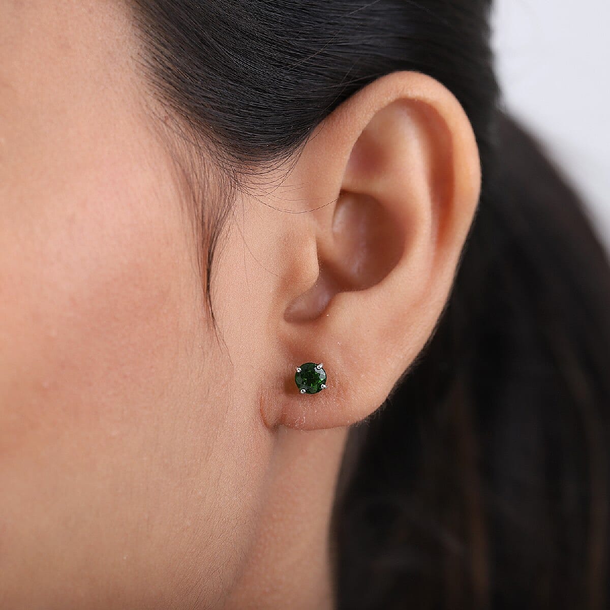 1.05 Ct. Chrome Diopside Solitaire Stud Earrings in Platinum Plated Sterling Silver 3815284 3