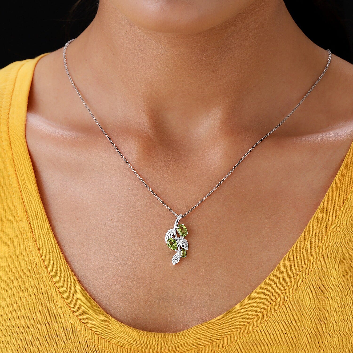 1.70 Ct. Hebei Peridot Leaves Pendant in Sterling Silver 3869543 2