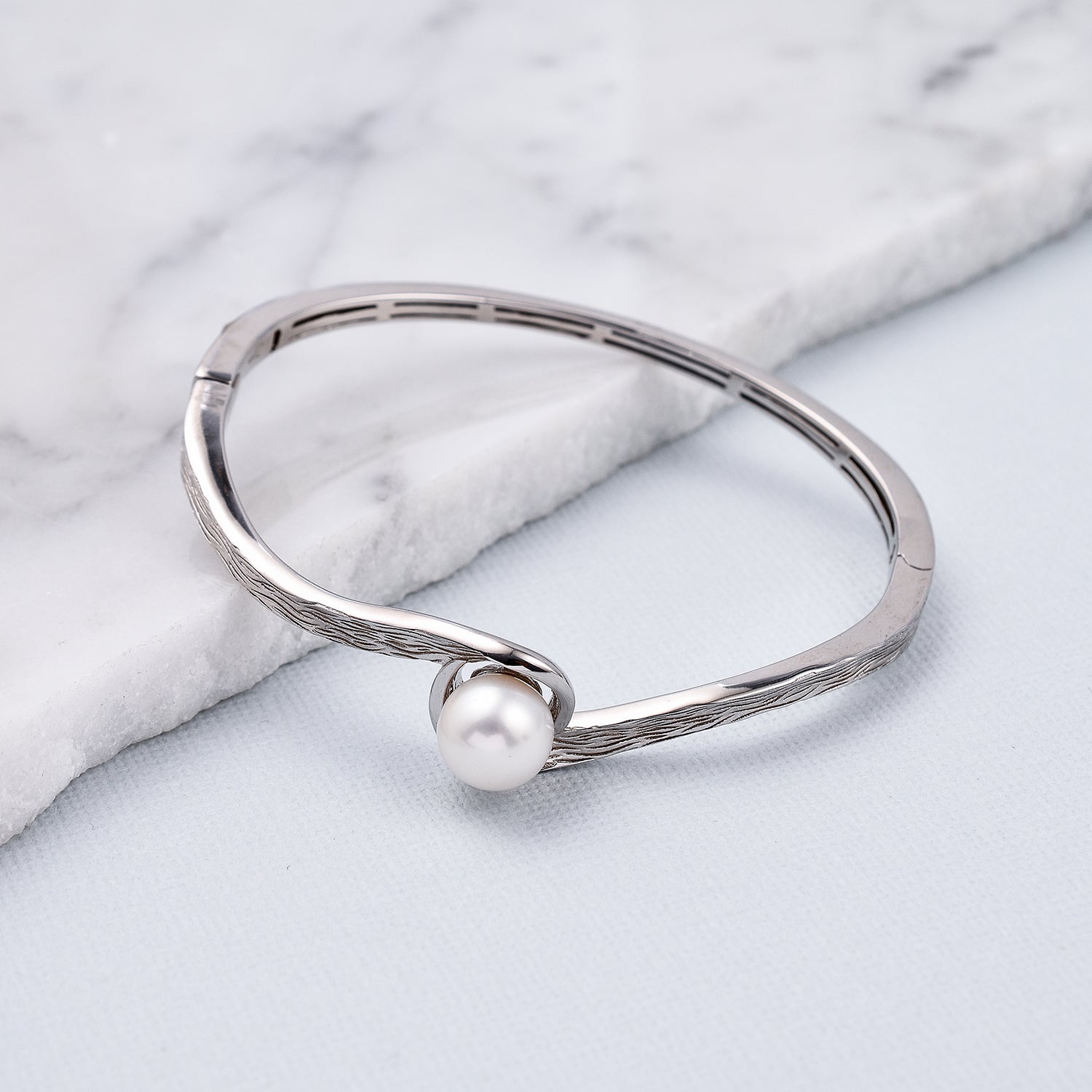 RACHEL GALLEY White Freshwater Pearl Bangle (Size -7 ) in Rhodium Overlay Sterling Silver 3691663 1