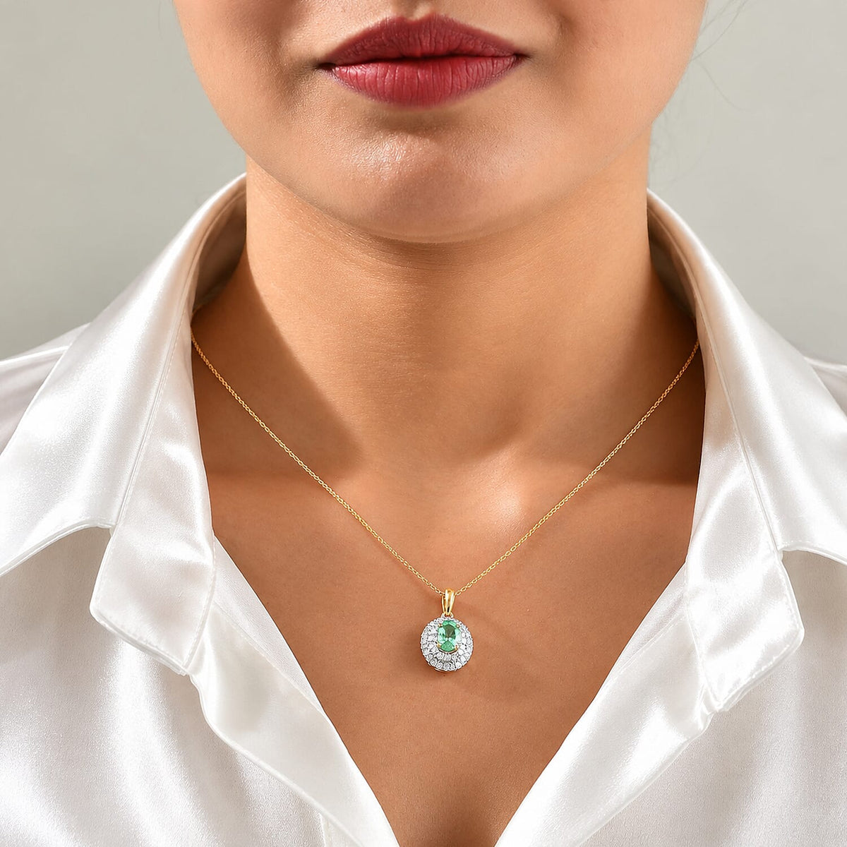 Luxoro - 9K Yellow Gold AAA Colombian Emerald &amp; Natural White Diamond Halo Pendant with Chain (Size 18) 1.10 Ct, Gold Wt. 3.90 Gms 4532310 1