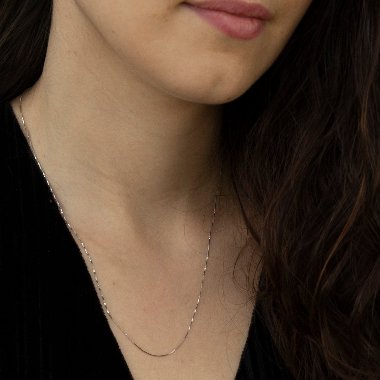 ILIANA 18K White Gold 0.6mm Venetian Box Chain 18 Inch 7572018 1