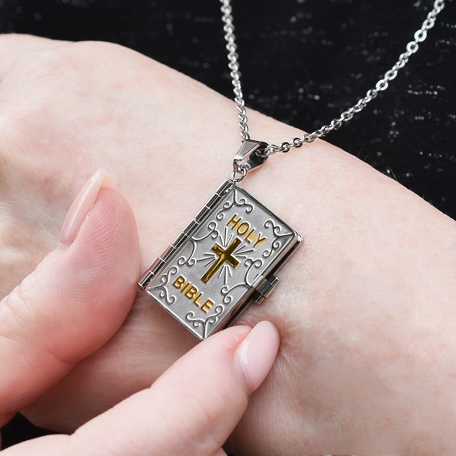 Holy Bible Openable Pendant With Chain and Presentation Gift Box (30inch + Slider) V32514499 3