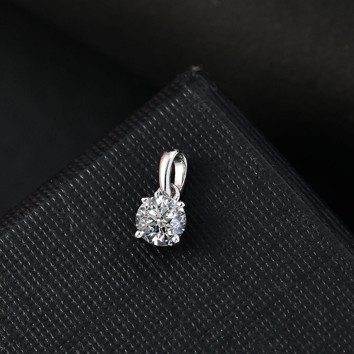 LUXURIANT Lab Grown Diamond  Pendant in 9K White Gold 8026217 3