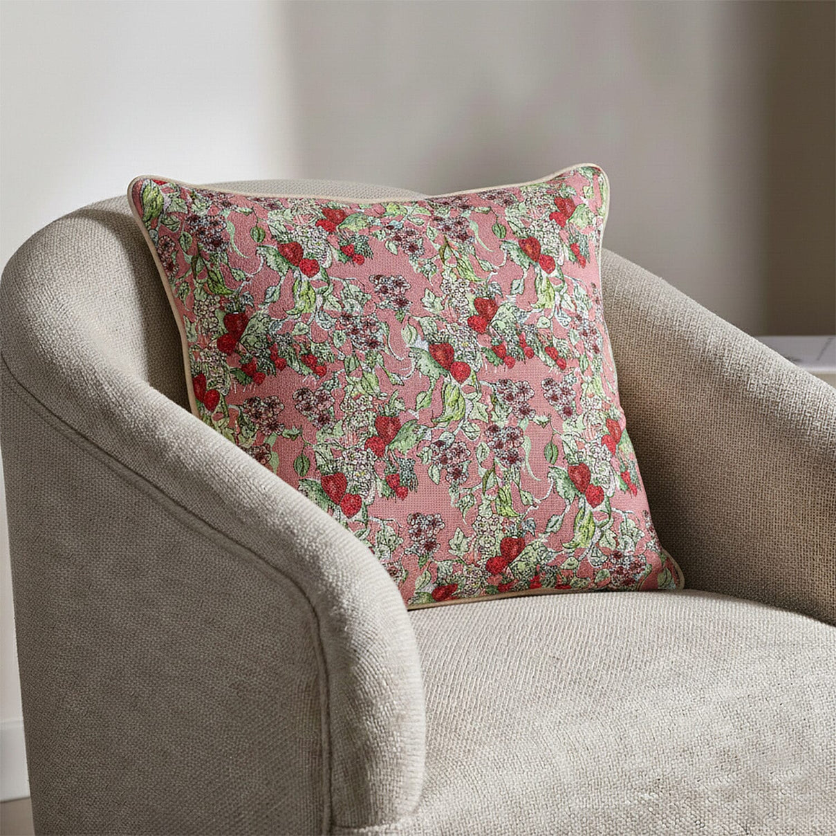 Signare Tapestry Collection - Designer Inspired Wild Strawberry Garden Cushion 8103839 4