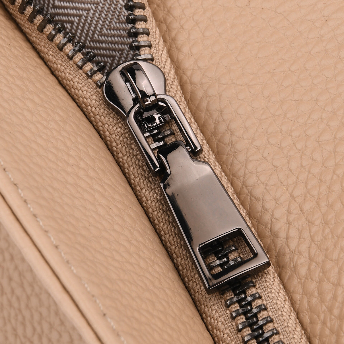 Vicenza 2025 Autumn/Winter Collection - Genuine Leather Belt-detail Crossbody Bag with Detachable Shoulder Strap - Oatmeal V32530656 7