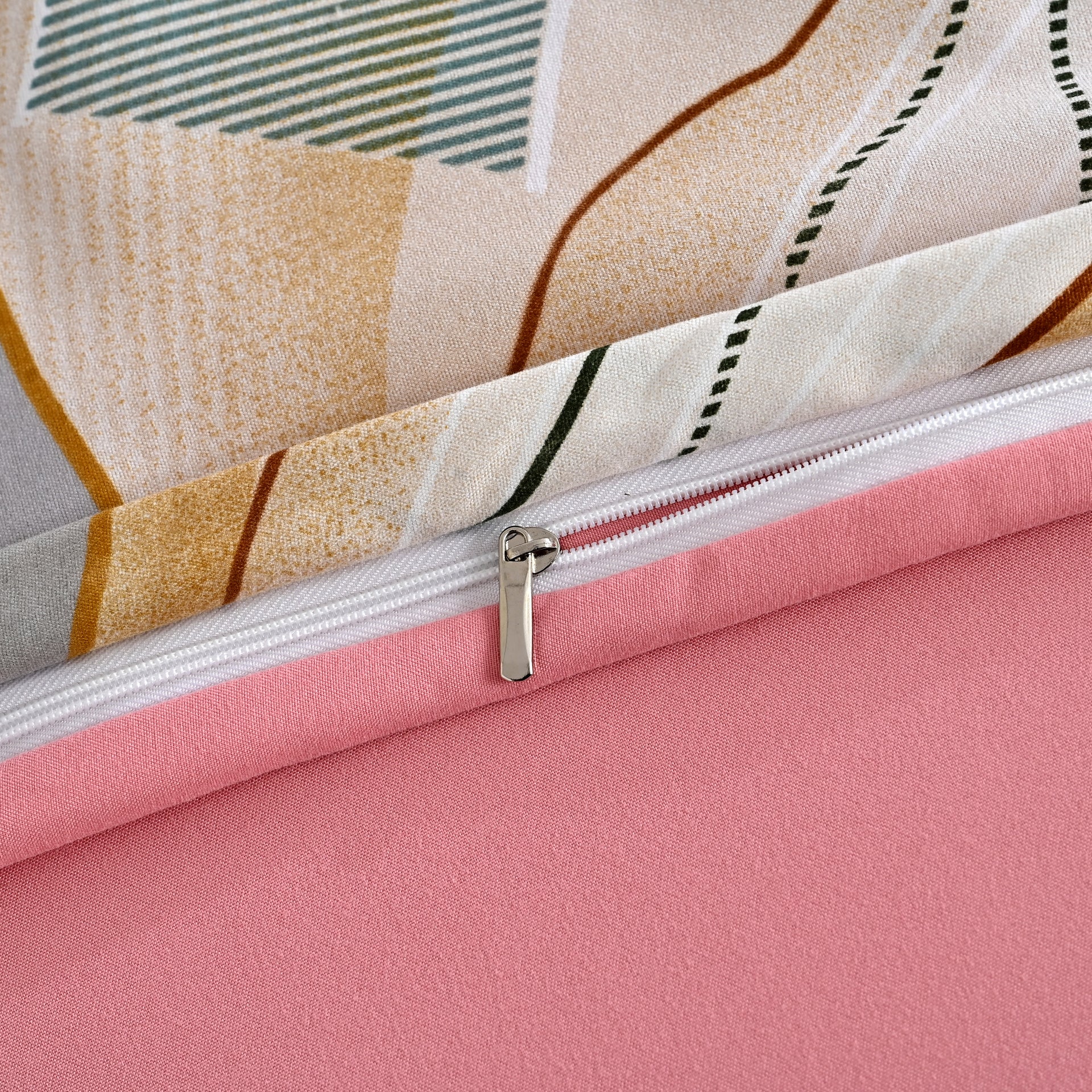 Livemore Set of 4: Reversible Geometric King Size Bedding Sheet Set - inc. Deep Fitted Sheet, Duvet Cover &amp; 2 x Pillowcases (225 x 220 cm) - Pink V32528345 7