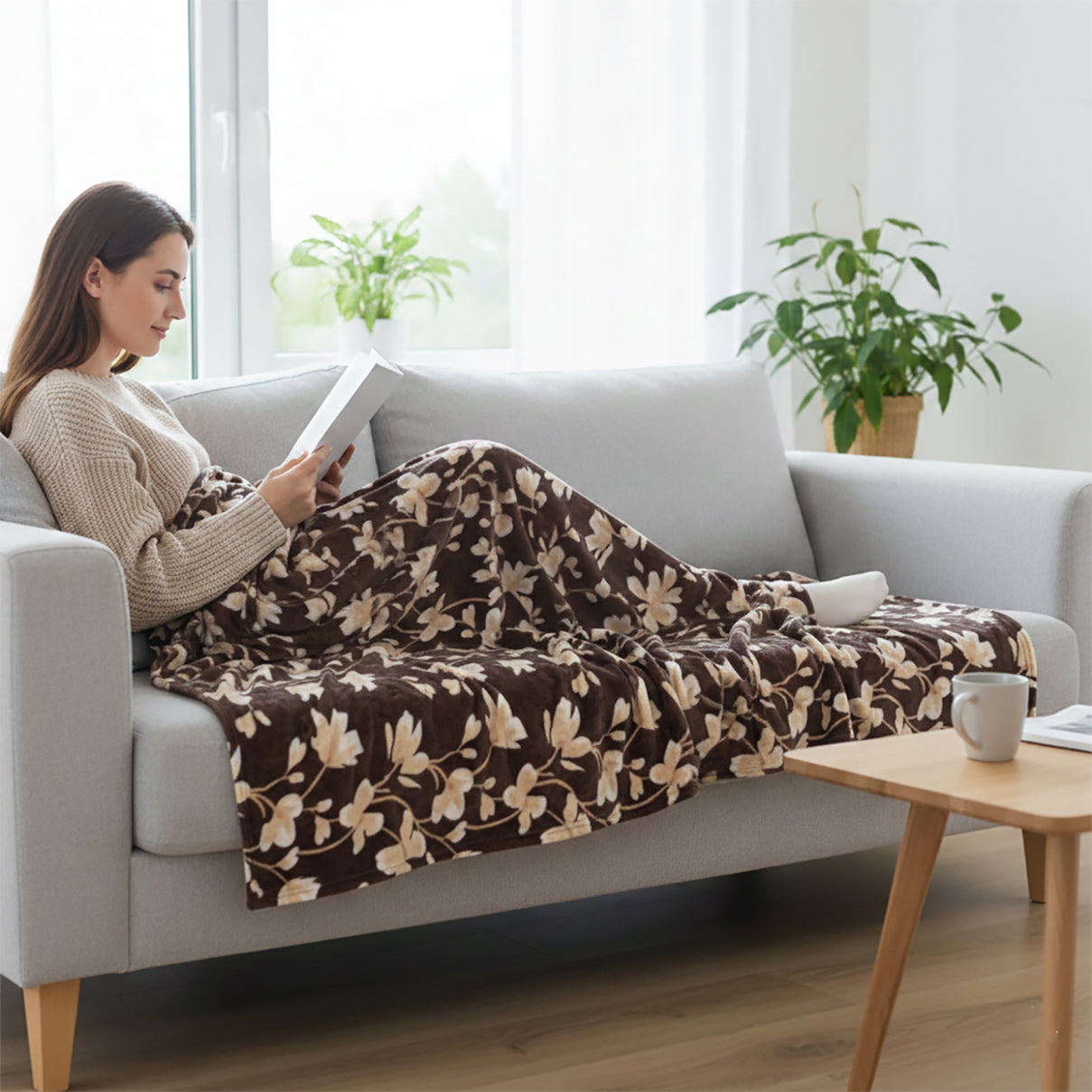 Nature-Inspired Leaf Motif Printed Flannel Blanket (220 x 150cm) - Chocolate Brown &amp; Cream V32514959 2