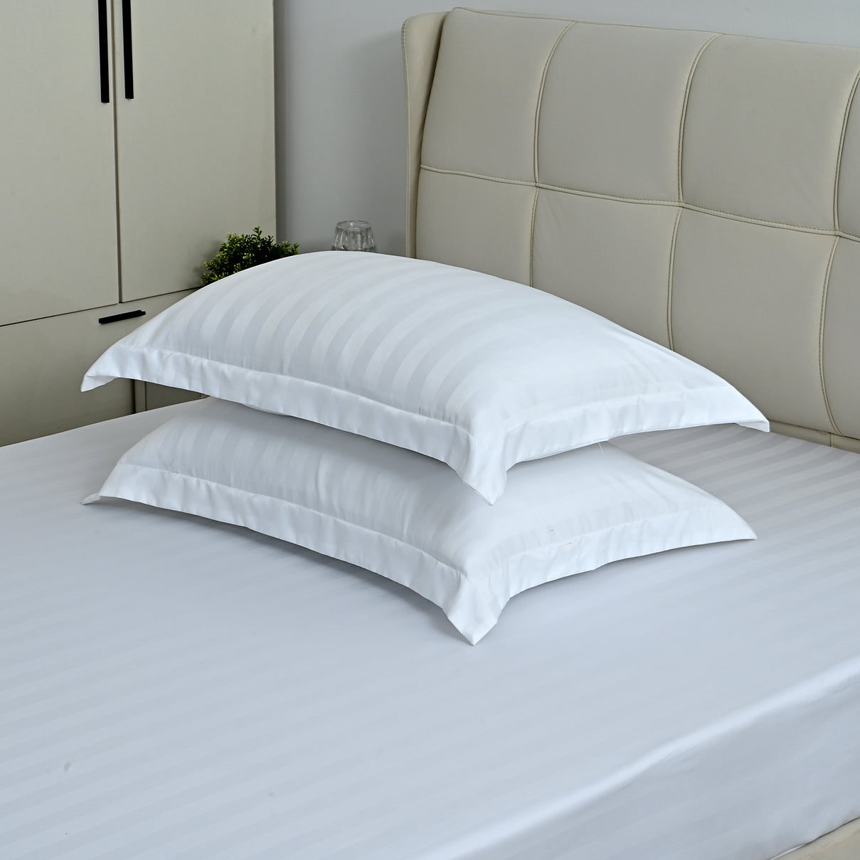 LIVMORE 6-Piece Luxury Hotel-Style Striped Bedding Sheet Set - Inc. Duvet Cover, Fitted Sheet, 2 Housewife Pillowcases &amp; 2 Oxford Pillowcases (200 x 200 cm, Double) - White V32520169 4