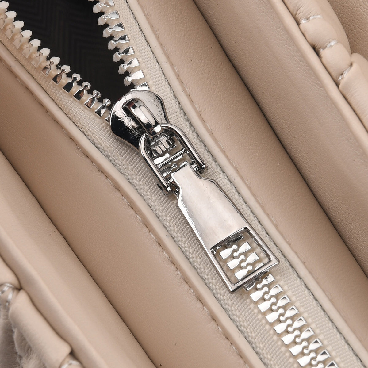 Women's Ruched-Gathered Texture Shoulder Bag with Chain Detail - Off White V32669046 6