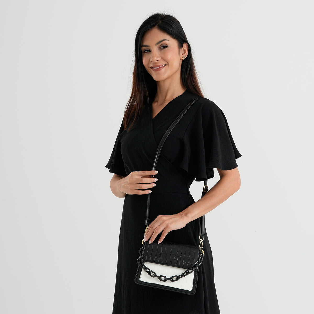 Designer Inspired - Colourblocked Crossbody Bag with Chunky Chain Top Handle &amp; Detachable Shoulder Strap - Black &amp; White V32638172 2