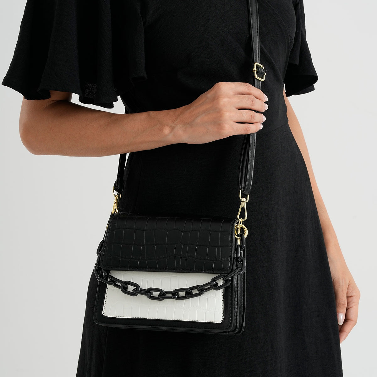 Designer Inspired - Colourblocked Crossbody Bag with Chunky Chain Top Handle &amp; Detachable Shoulder Strap - Black &amp; White V32638172 3