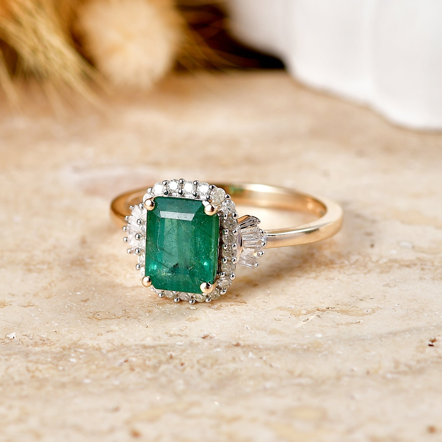 THE JEWEL OF ZAMBIA - 9K Yellow Gold AAA Gemfields Zambian Emerald (1.5Ct) &amp; Natural White Diamond Halo Ring 1.80 Ct. 8581200 3