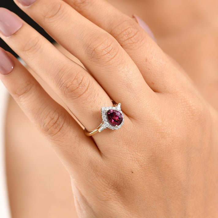 Luxuriant 10K Yellow Gold AAA Colour Change Garnet, Lab Grown Diamond GH, SI Main Stone With Surrounding Stone Ring, Gold Wt.2.45 Gms  2.430  Ct. 8619336 2