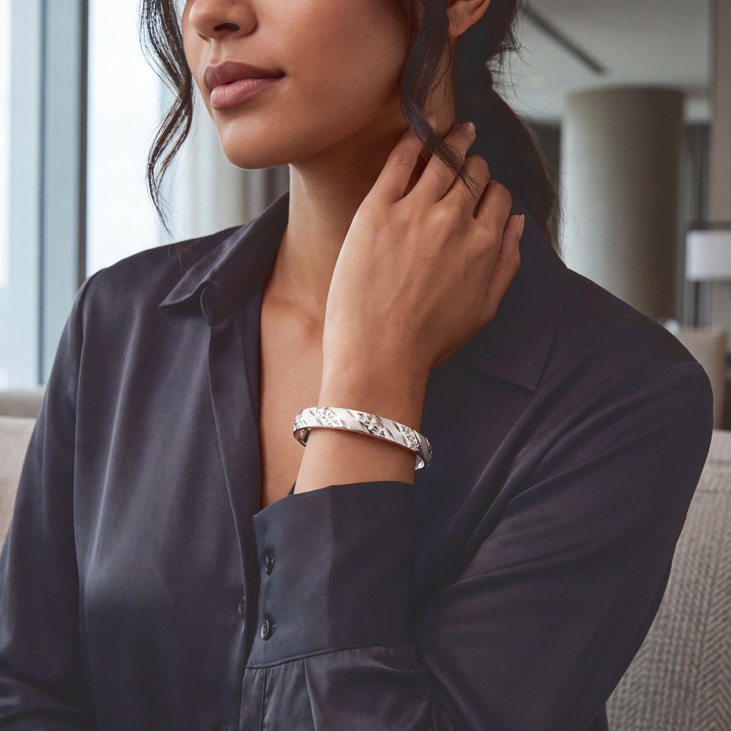 Adjustable Textured Bangle in Silver Tone_8777278_2