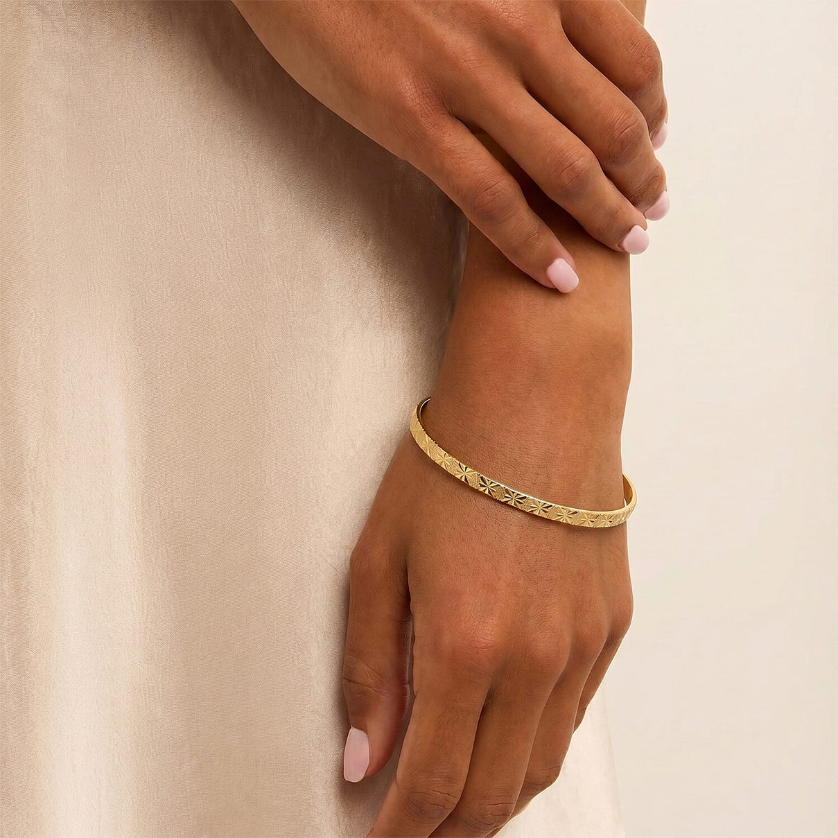 9K Yellow Gold Diamond Cut Star Pattern Expandable Bangle 8894697 2