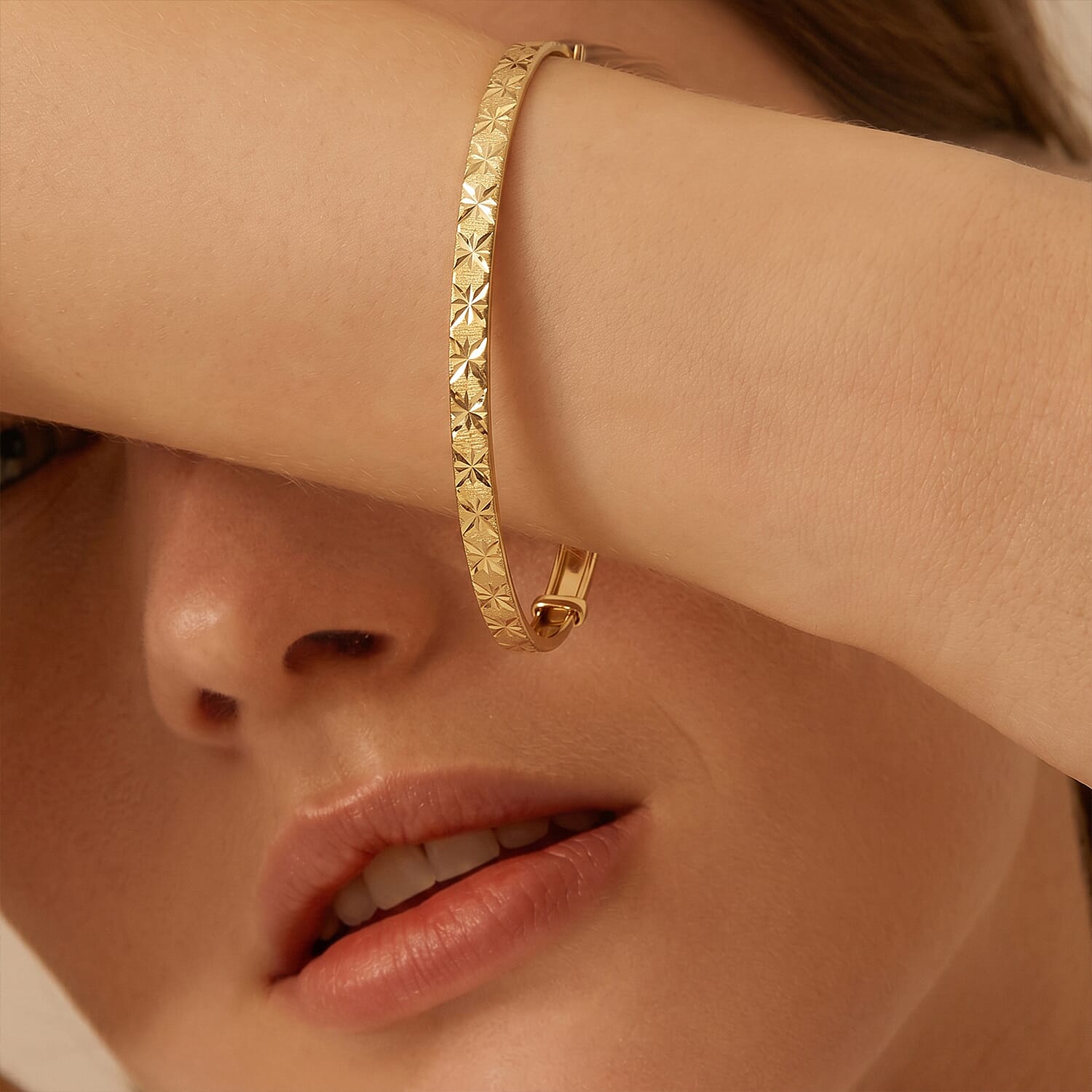 9K Yellow Gold Diamond Cut Star Pattern Expandable Bangle 8894697 3
