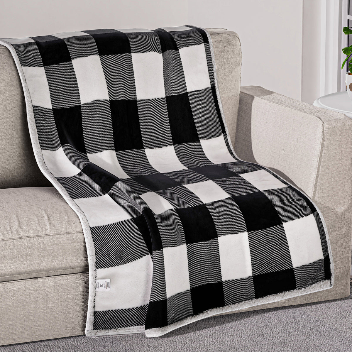 Tjc Square Pattern Double Layer Sherpa Blanket (Size 150x115 Cm) - Black &amp; White V32701325 1