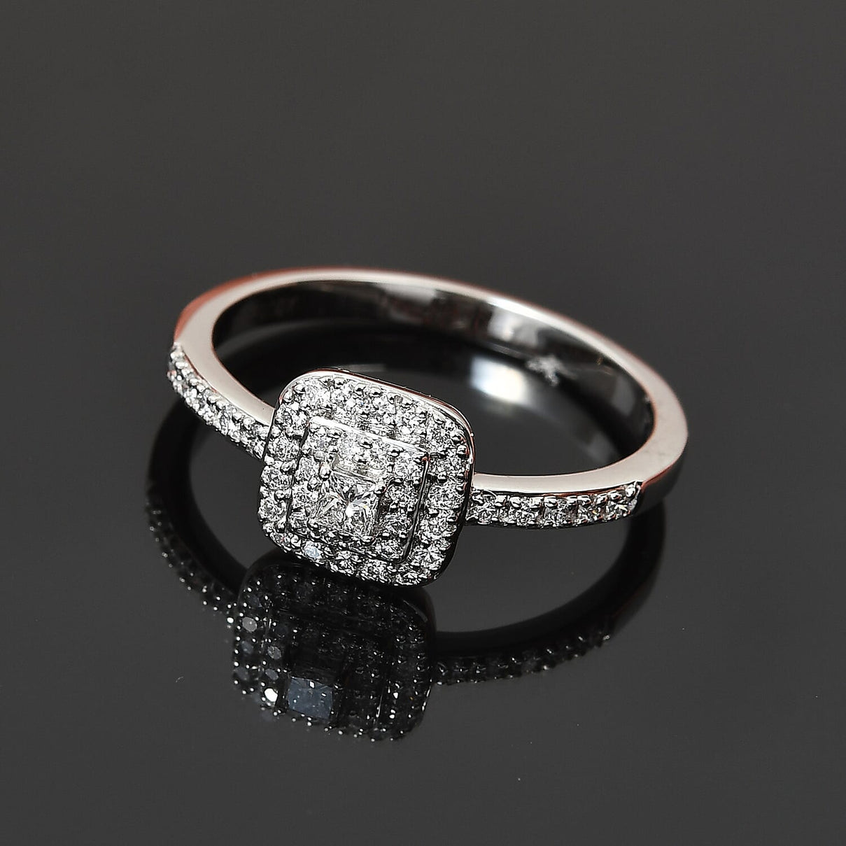 950 Platinum SI2 White Diamond SI2 Cluster Ring, Platinum Wt.4.72 Gms  0.471  Ct. 8523990 1