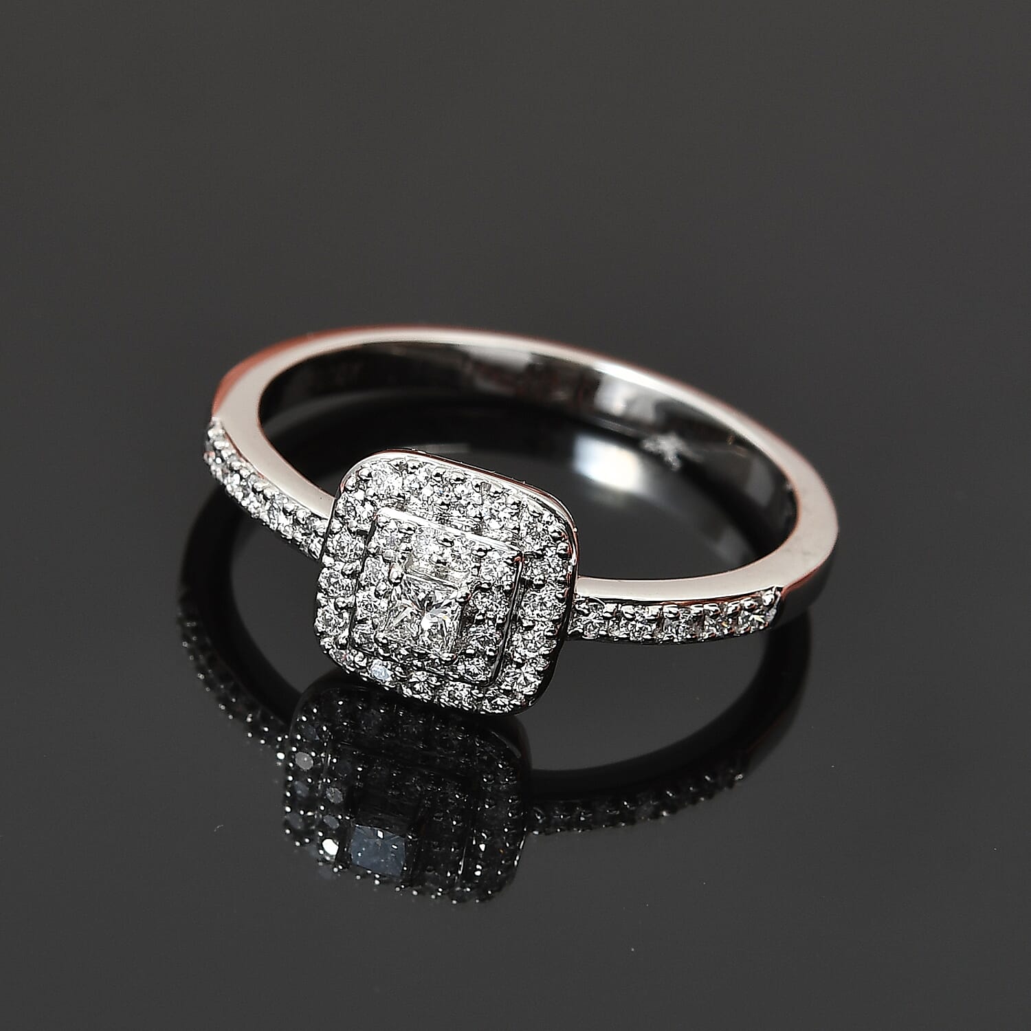950 Platinum SI2 White Diamond SI2 Cluster Ring, Platinum Wt.4.72 Gms  0.471  Ct. 8523990 1