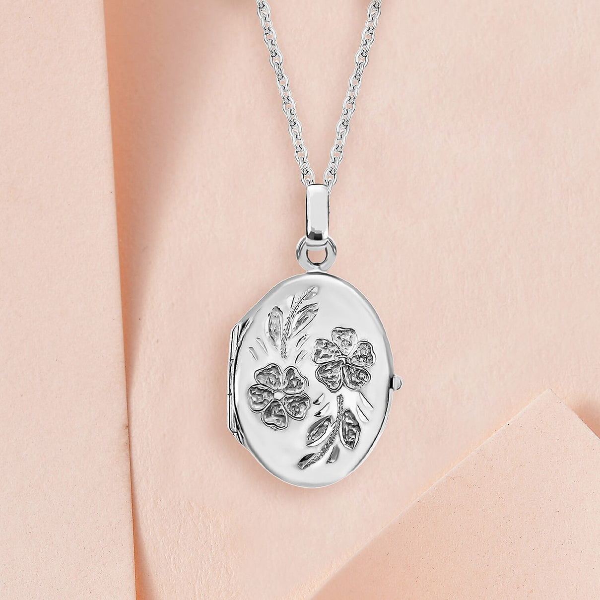 9K White Gold 17mm x 24mm Daisy Detail Oval Locket 7343914 2