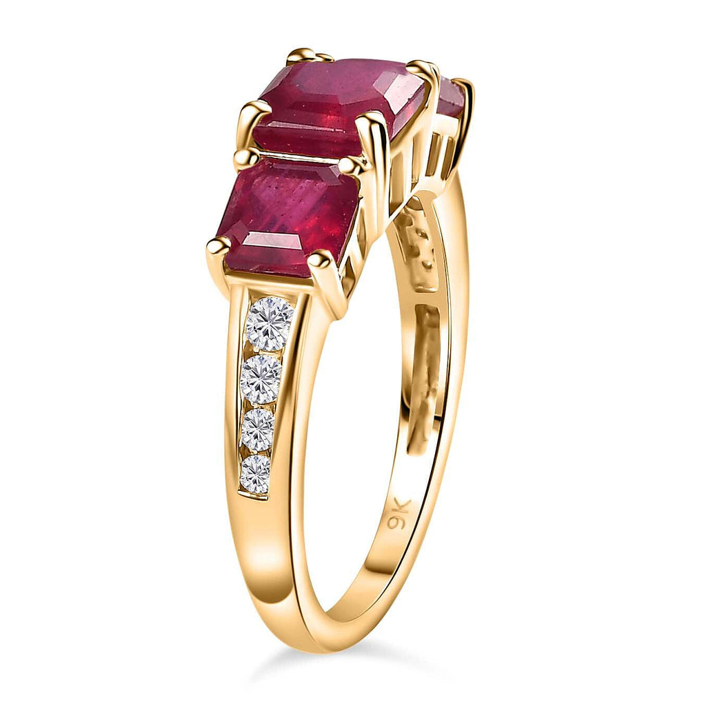 9K Yellow Gold  AA   African Ruby ,  Moissanite  Main Stone With Side Stone Ring 3.40 ct,  Gold Wt. 2.57 Gms  3.400  Ct.