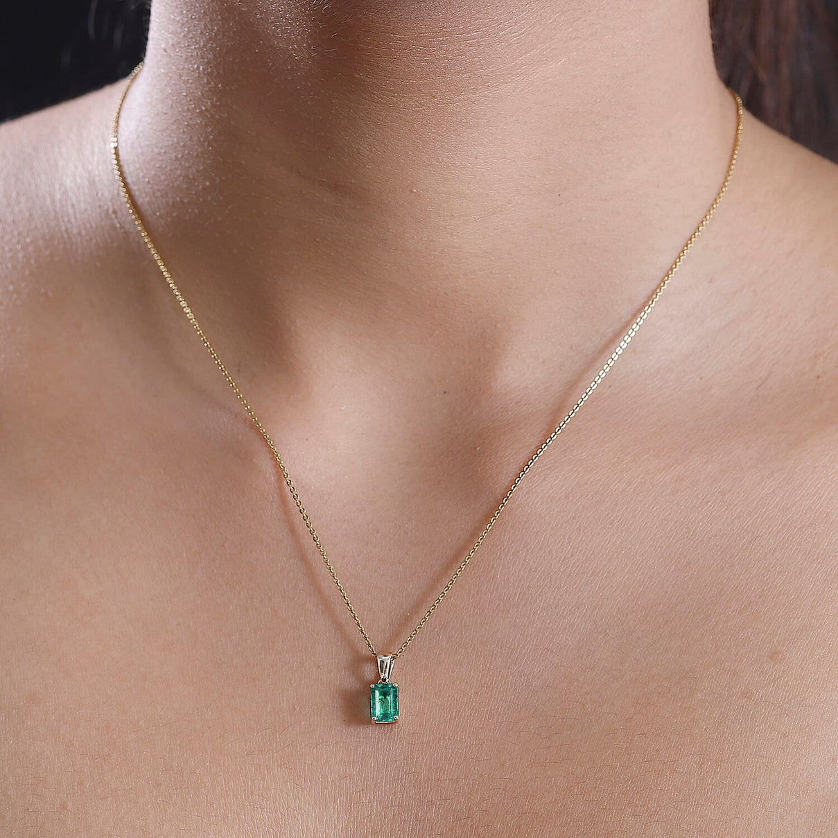 AAA Emerald Pendant in 9K Yellow Gold 7862242 3