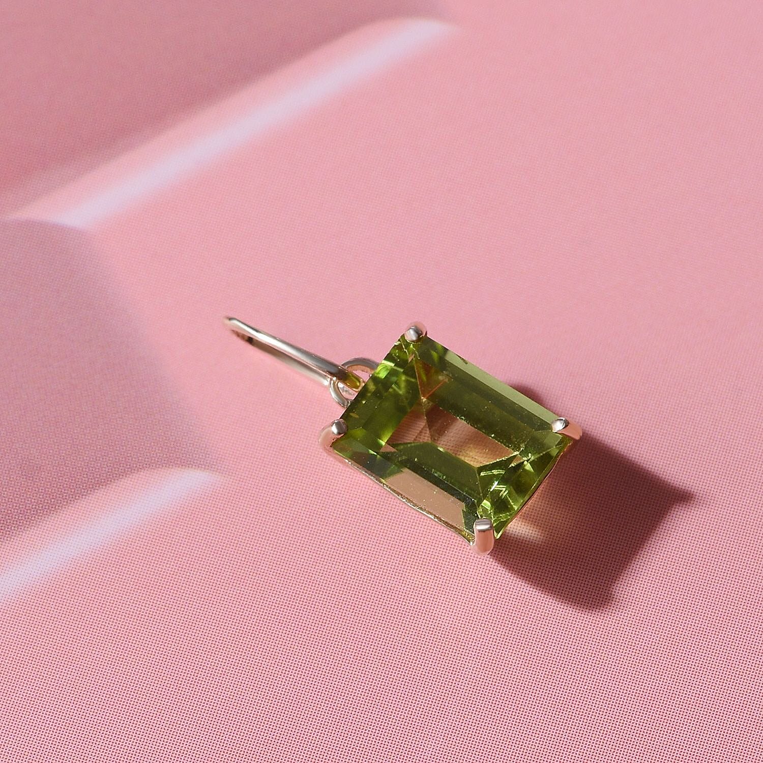 9K Yellow Gold Hebei Peridot Solitaire Pendant 1.66 Ct. 7543797 1
