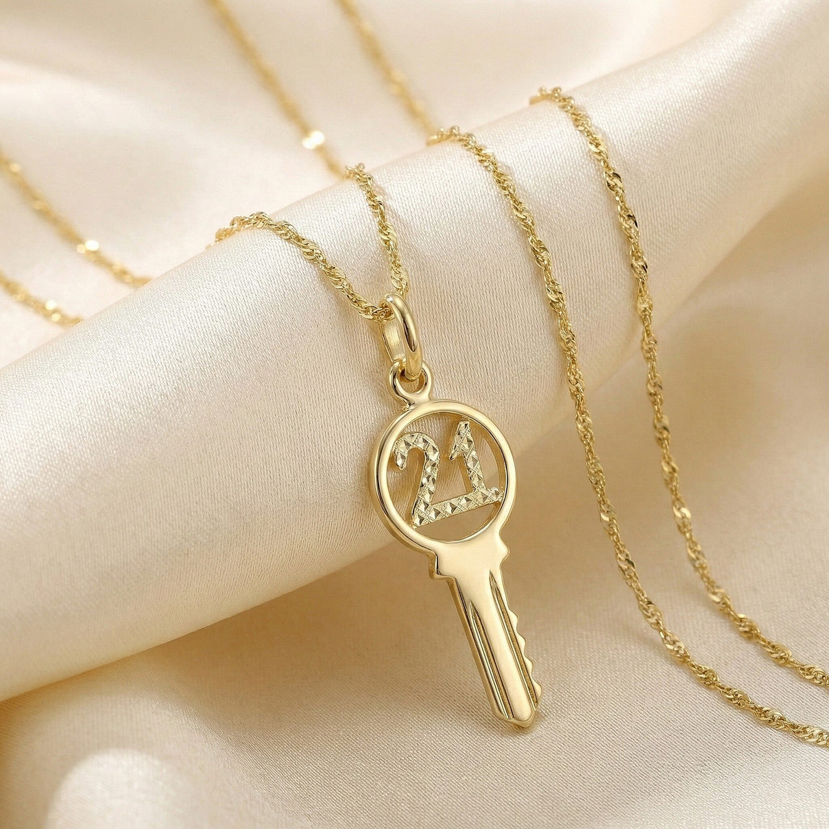9K Yellow Gold Key Pendant 7711399 1