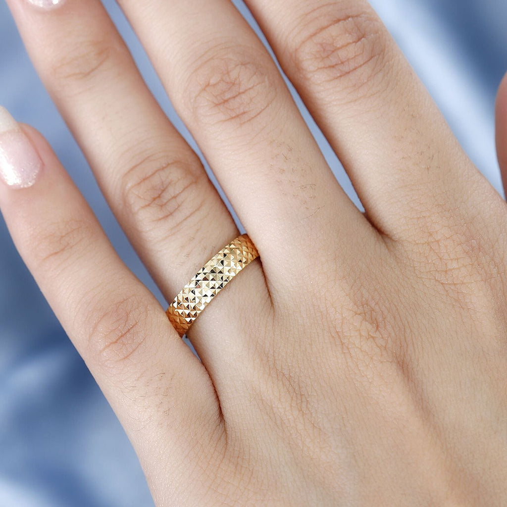9K Yellow Gold Diamond Cut Ring, Gold Wt. 4 Gms