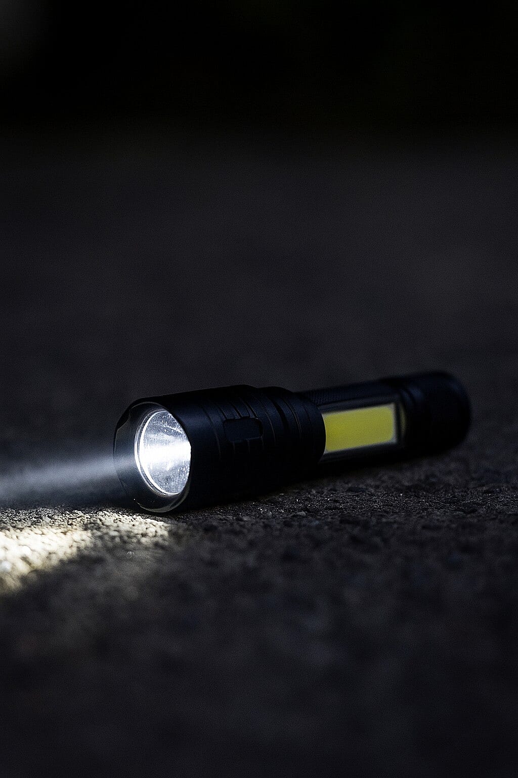 Aluminum LED Flashlight - Black 7576576 1