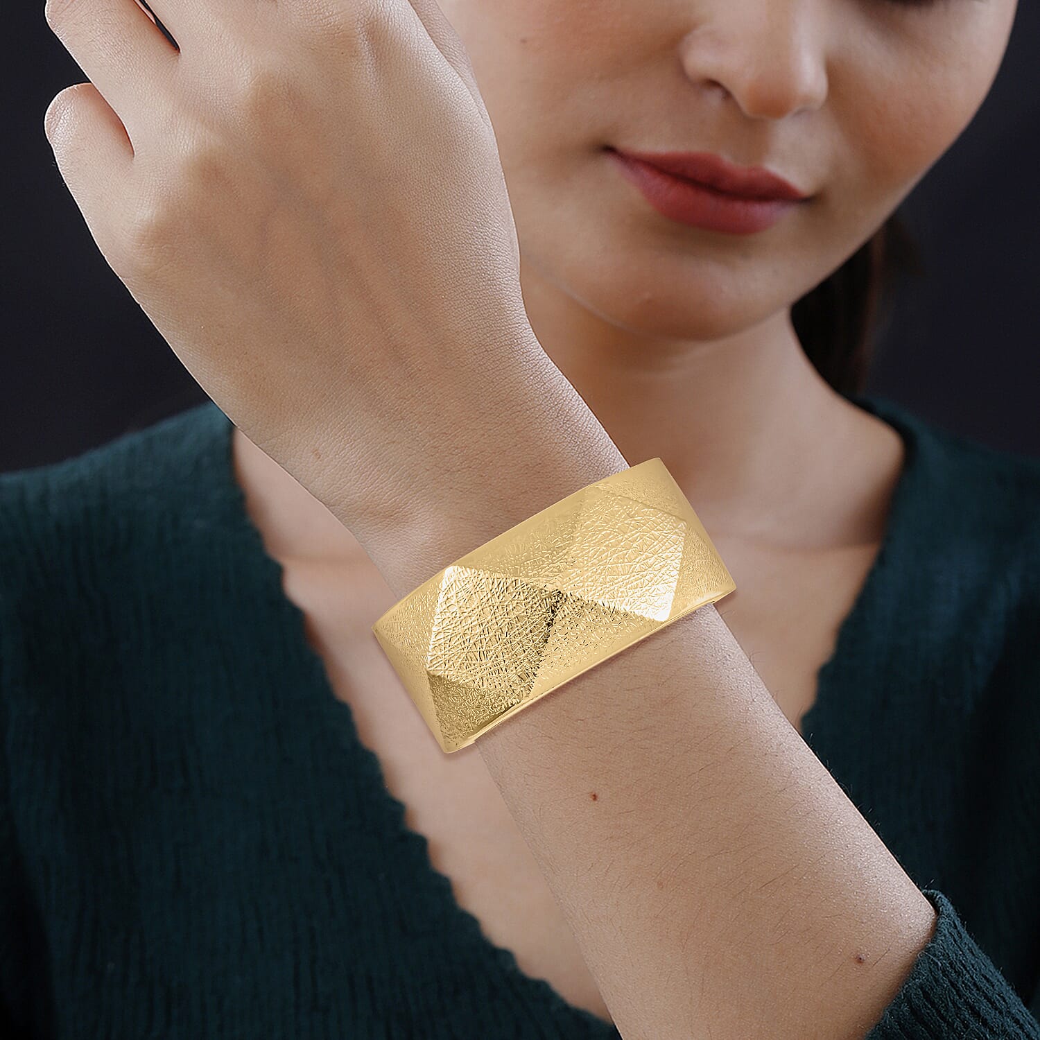 Textured Triangular-shaped Bangle (Size 6.5) in Yellow Gold Tone 7681290 3
