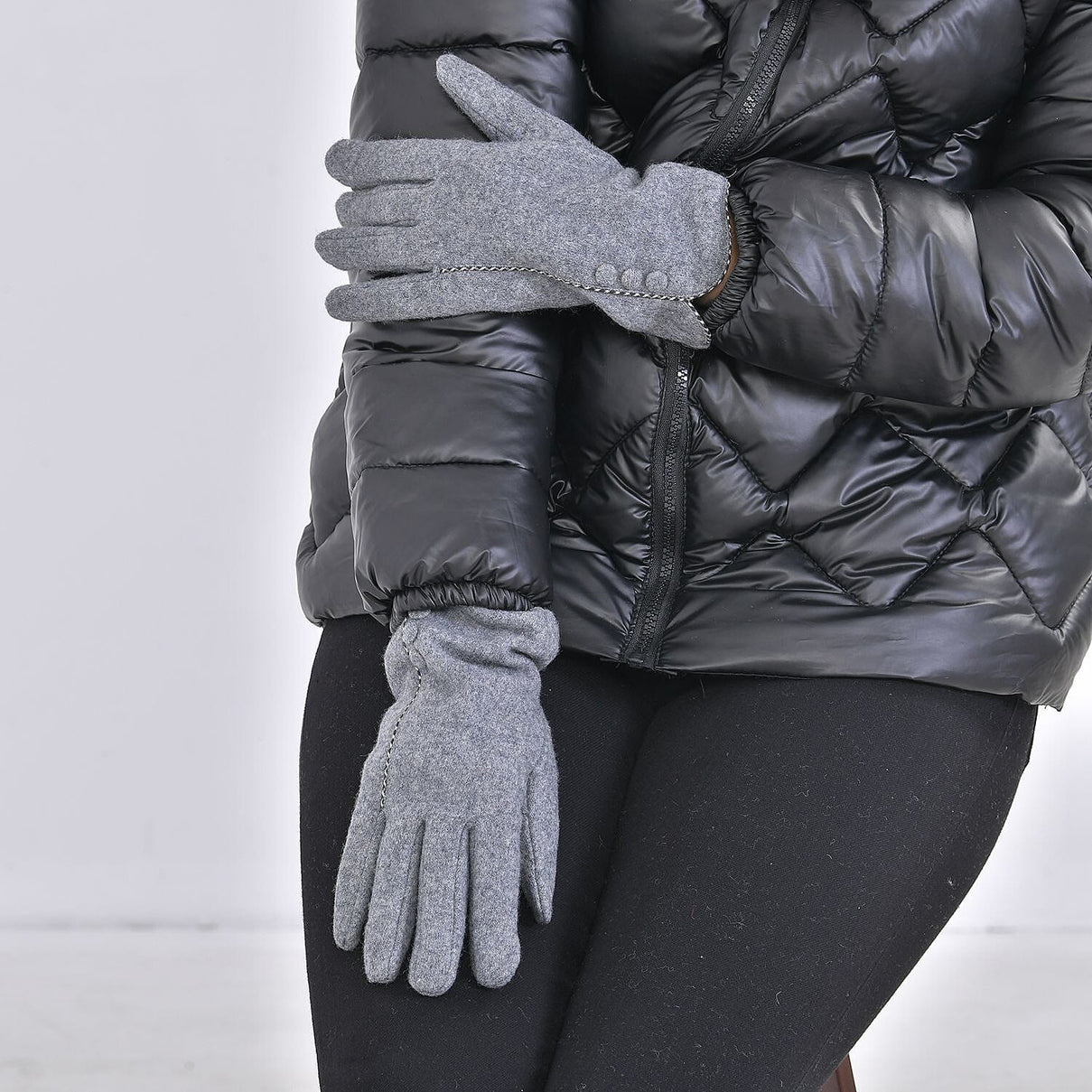 Luxury Cashmere Wool Gloves With Button Detailing and Fleece Lining - Grey 7851688 2