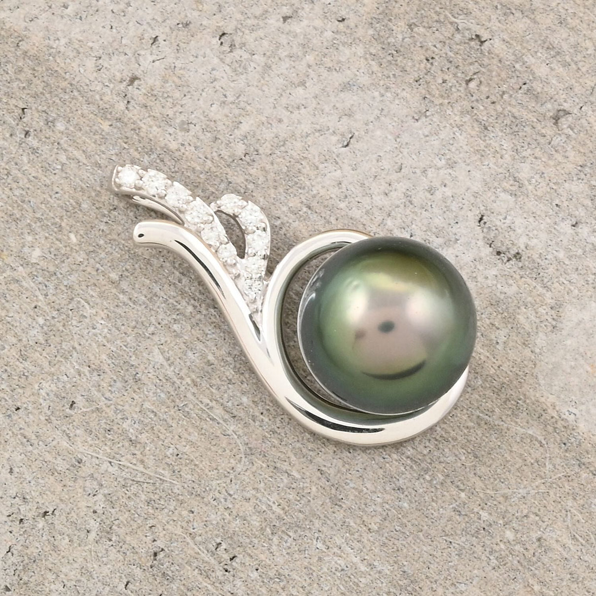 Certified &amp; Appraised ILIANA 5 Ct. AAA Tahitian Pearl (8.50-9.0 MM), Diamond Solitaire Pendant in 18K White Gold 7732971 1