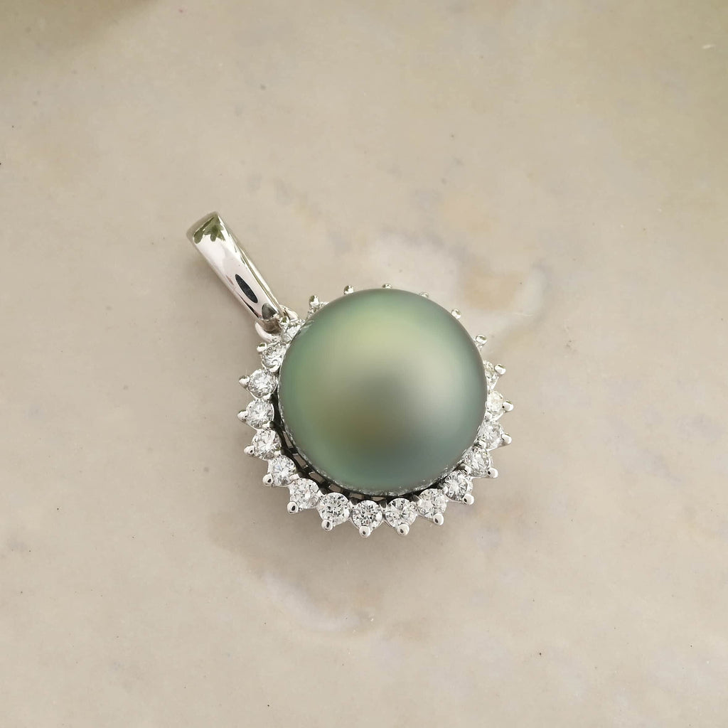 18K W Gold  AAA   Tahiti Pearl ,  White Diamond  SI Pendant 6.75 pc,  Gold Wt. 1.12 Gms  6.750  Ct.