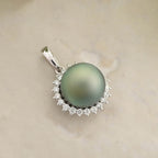 18K W Gold  AAA   Tahiti Pearl ,  White Diamond  SI Pendant 6.75 pc,  Gold Wt. 1.12 Gms  6.750  Ct.