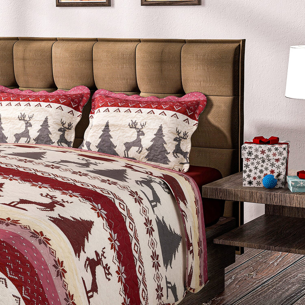 Christmas Bedding Set - Microfibre Quilt and Two Pillowcases (Size Double) - Red