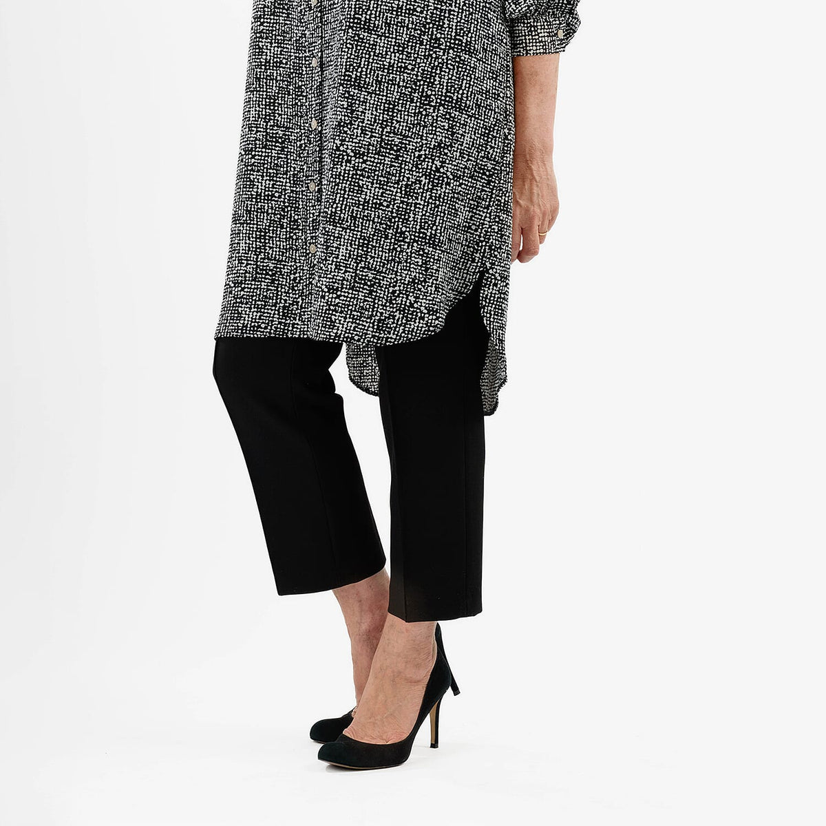 Closeout Deal: Stylish Longline Button-Down Shirt (Size 12) - Black &amp; White V32554224 4