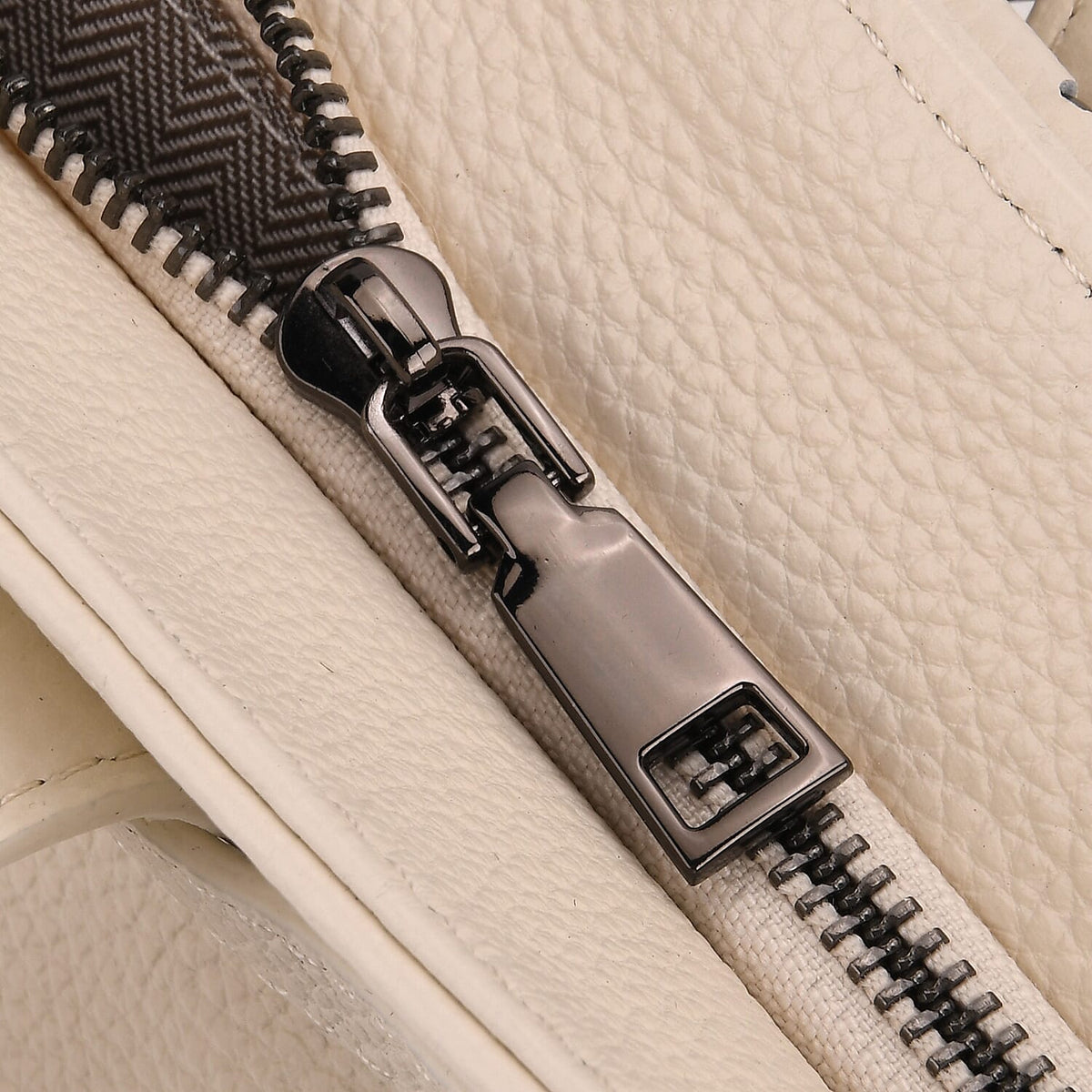 Vicenza 2025 Autumn/Winter Collection - Genuine Leather Belt-detail Crossbody Bag with Detachable Shoulder Strap - Cream V32521960 7