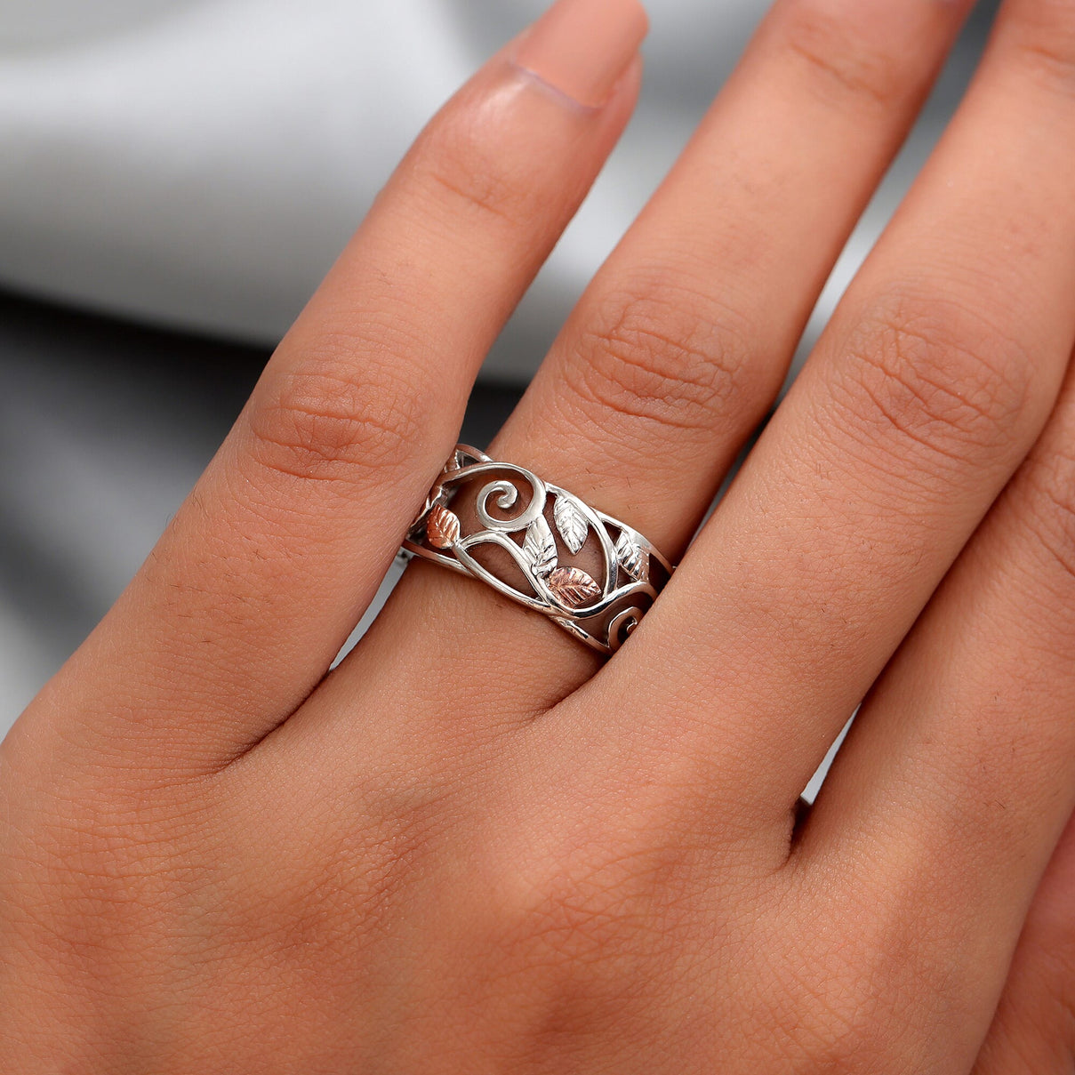 Filigree Leaf Ring in Sterling Silver with Platinum and 18K Vermeil Rose Gold V32513075 4