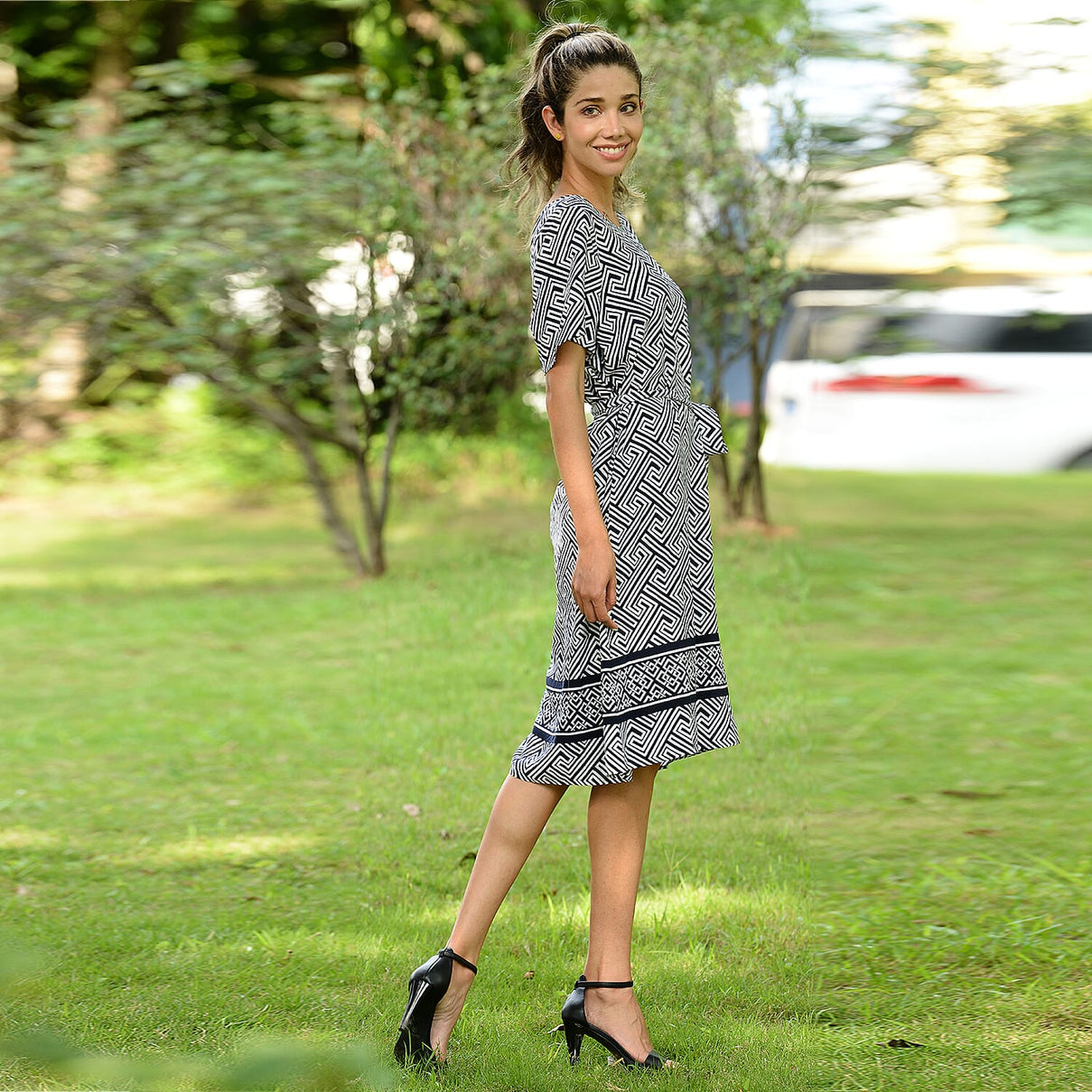 LA MAREY Fret Pattern Short Sleeve Dress - Navy and White 3842276 2