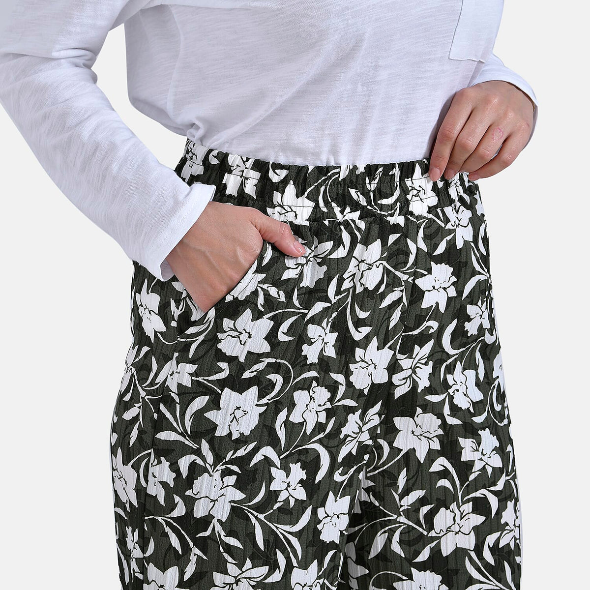La Marey Casual Wide-Leg Trousers with Elastic Waist V32645954 4