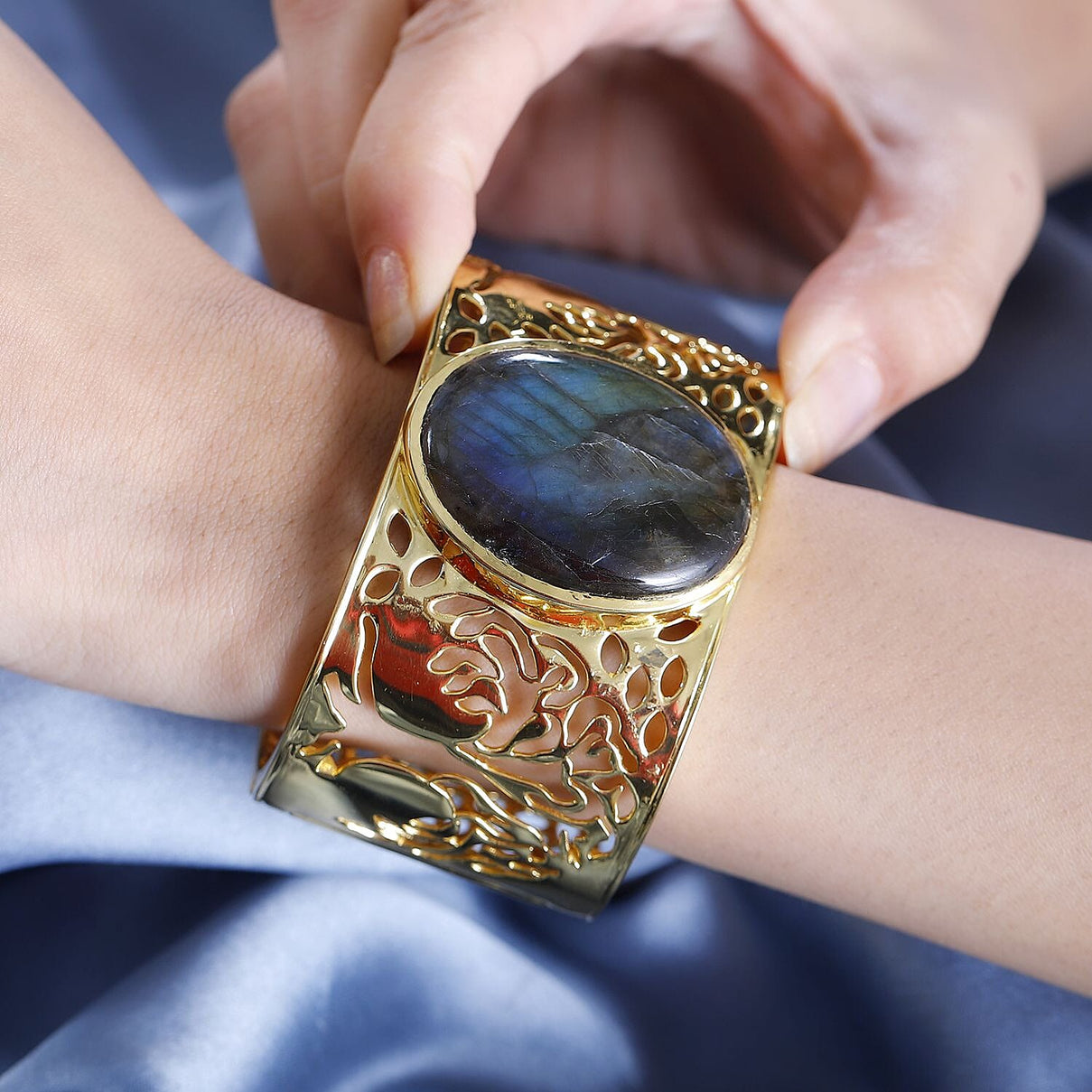 Labradorite Solitaire Cuff Bangle in Yellow Goldtone 72 ct. 7767668 3