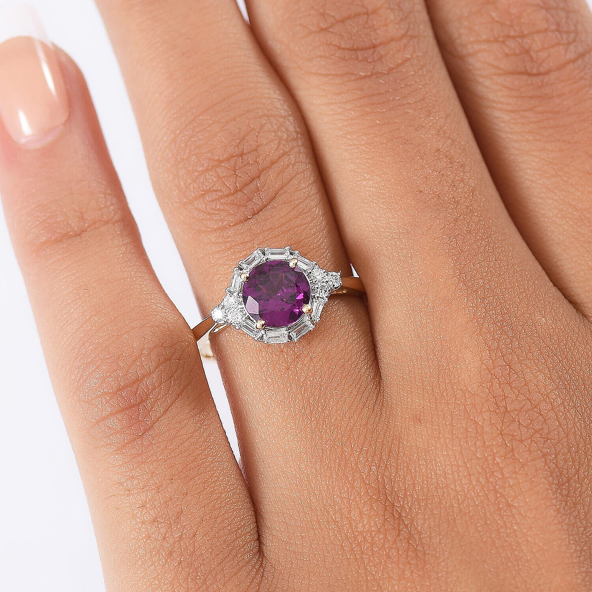 Certified &amp; Appraised LUXURIANT 1.5 Ct. AAA Radiant Ember Garnet, Lab Grown Diamond Halo Ring in 10K Yellow Gold 8284704 3