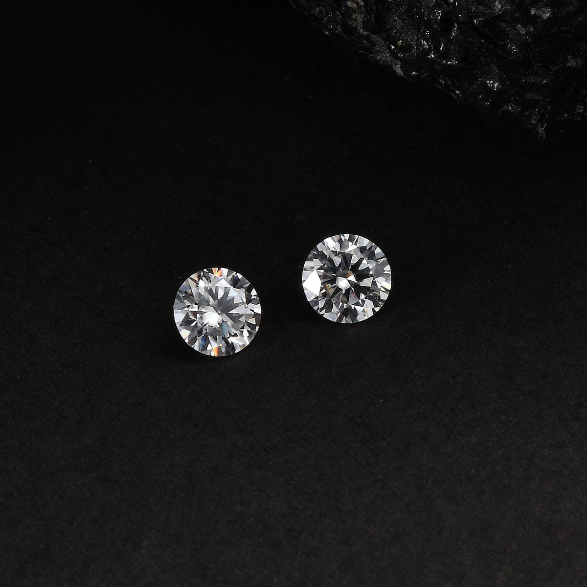 Set of 2 Moissanite Loose Gemstones in Round Shape (4mm) 7932416 2