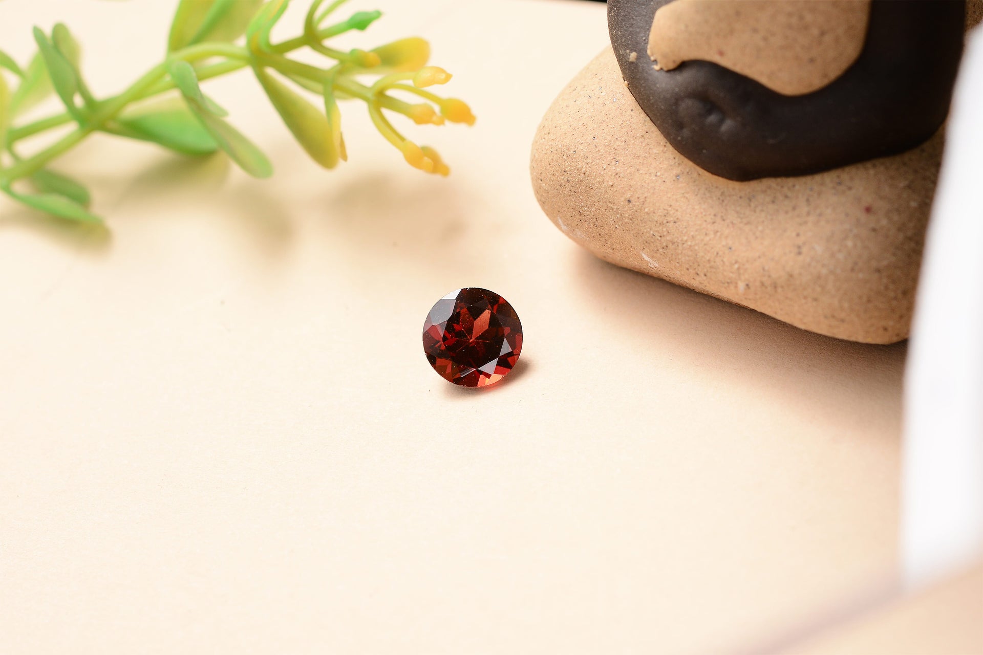 Mozambique Garnet Round 8 mm Gemstone, 2.23 Ct 8511681 2
