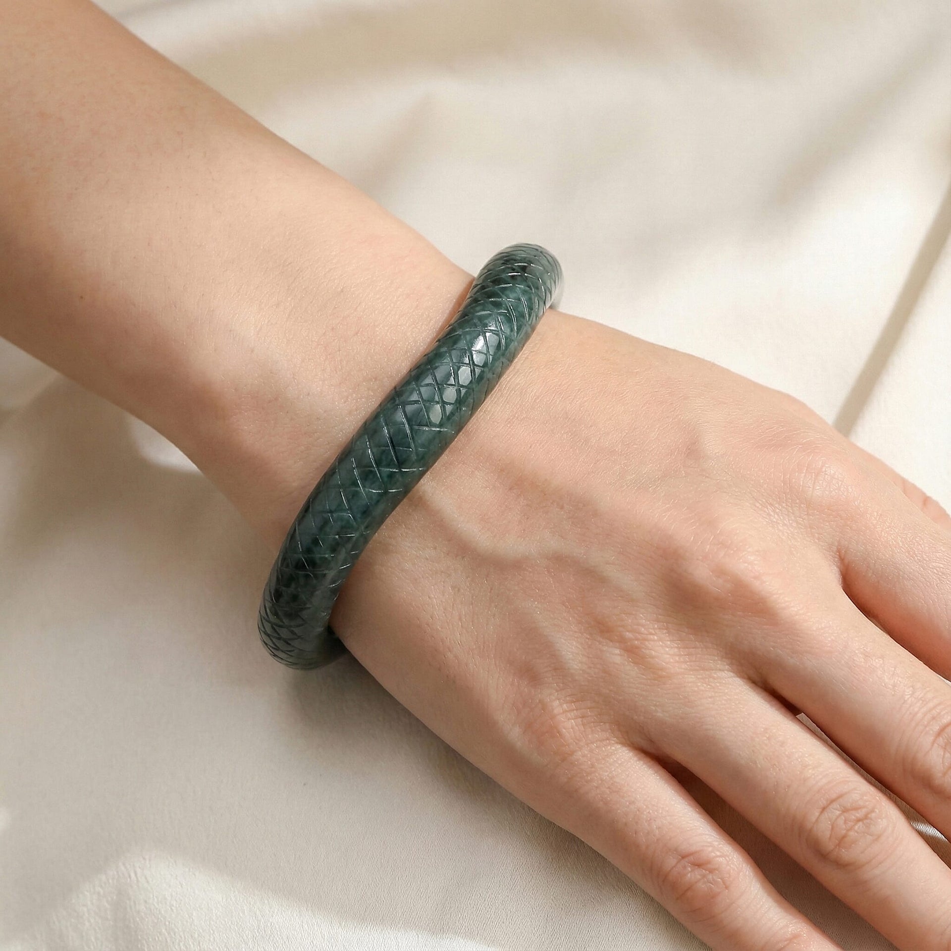 Natural Type A Jadeite Jade Snake Carved Bangle (Size 7.5) 150.00 Ct. V32525501 0