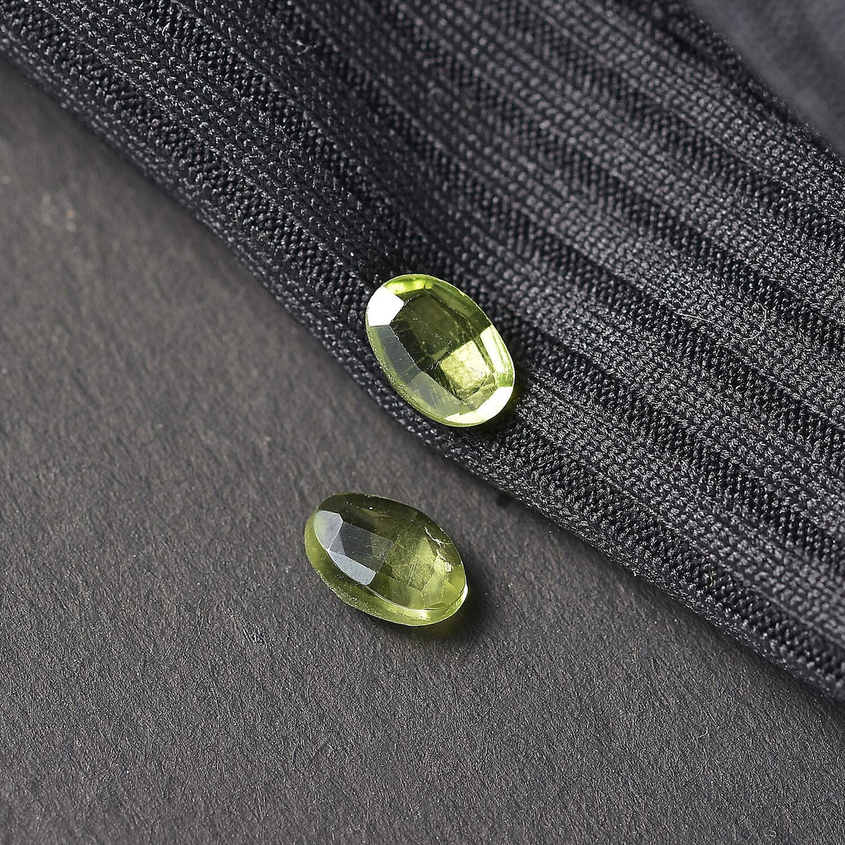 Set of 2 A Peridot Loose Gemstones in Oval Shape (6x4mm) 0.85 ct. 8025913 1