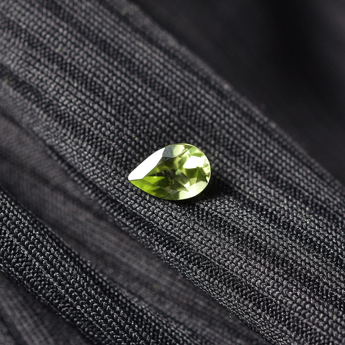 A Peridot Loose Gemstone in Pear Shape (6x4mm) 0.38 ct. 8025915 1