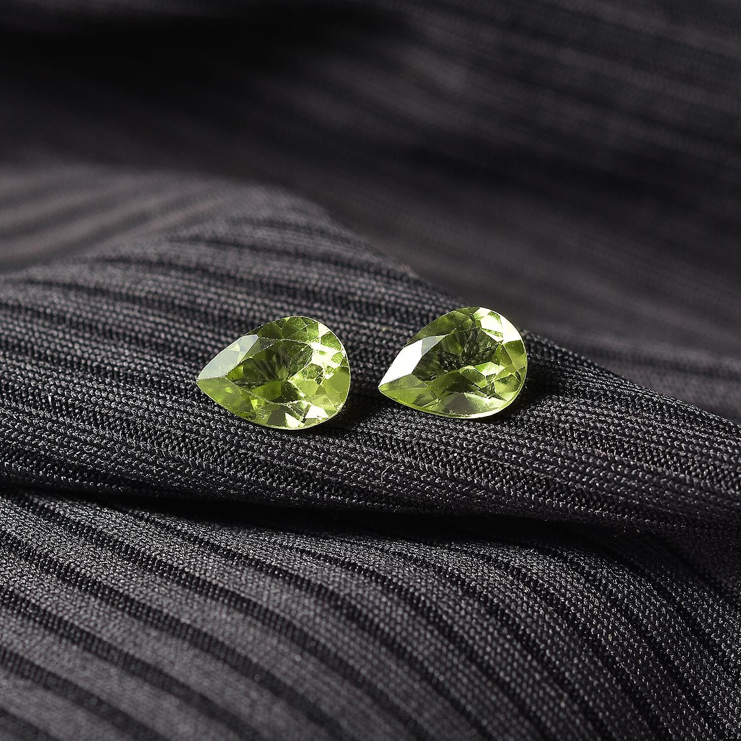 Set of 2 A Peridot Loose Gemstones in Pear Shape (8x6mm) 2 ct. 8025917 1