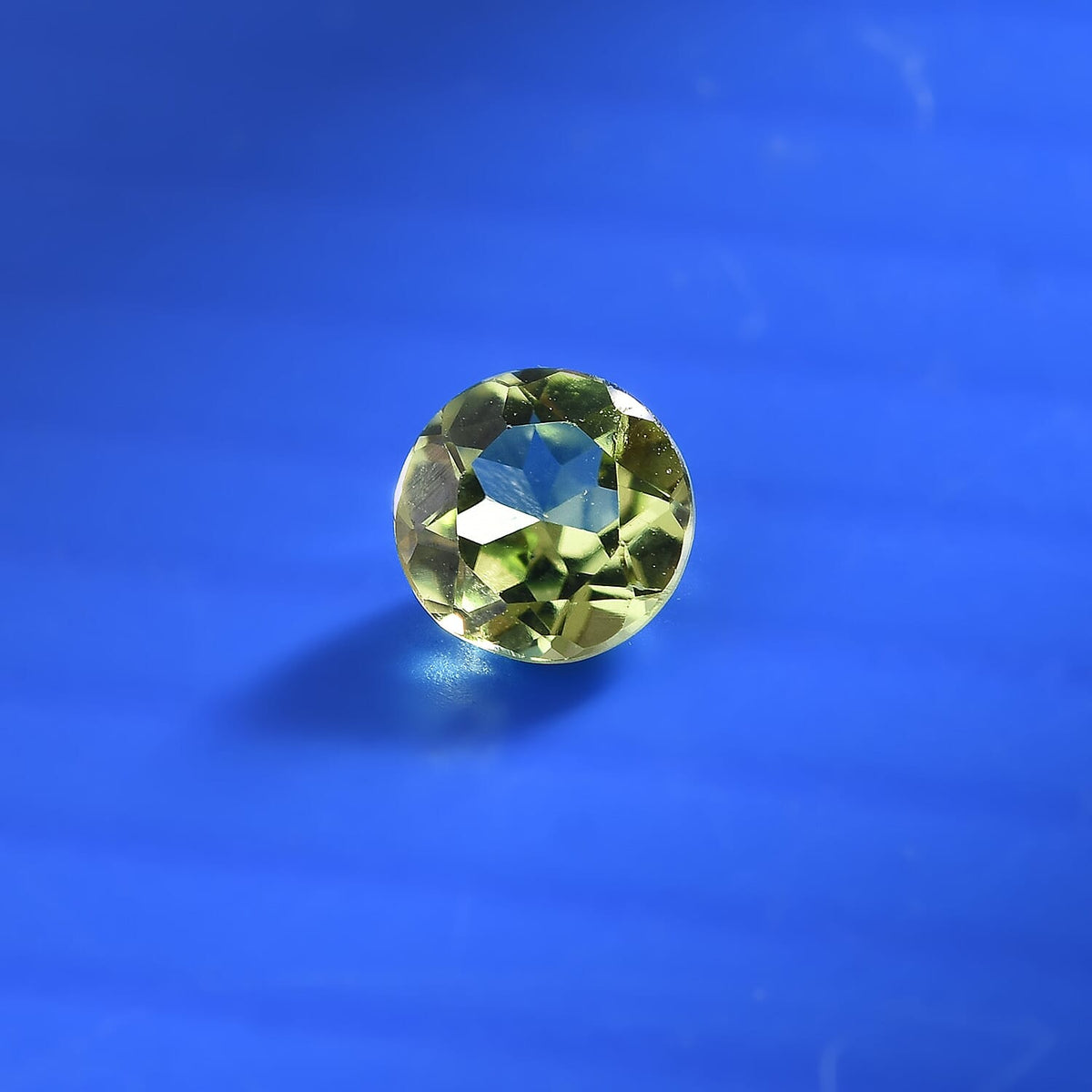 Peridot Loose Gemstone in Round Shape 0.66 Ct. (6 mm) 8068411 1